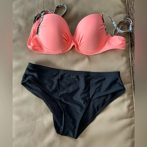 Bikini - Picture 2 of 2